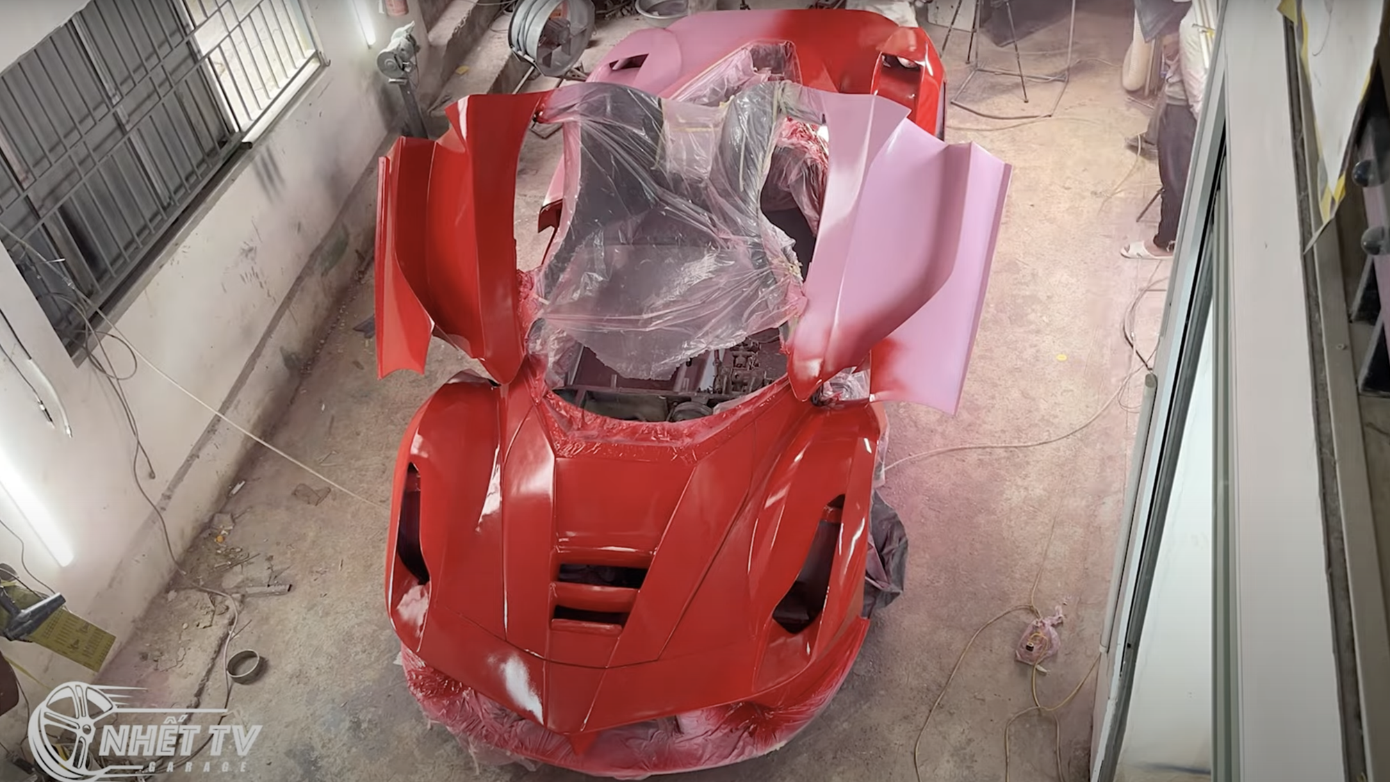 Nhóm bạn trẻ Quảng Ninh mô phỏng Ferrari LaFerrari triệu đô đón Tết: Tốn 250 ngày, làm cửa cánh chim như thật - Ảnh 12.