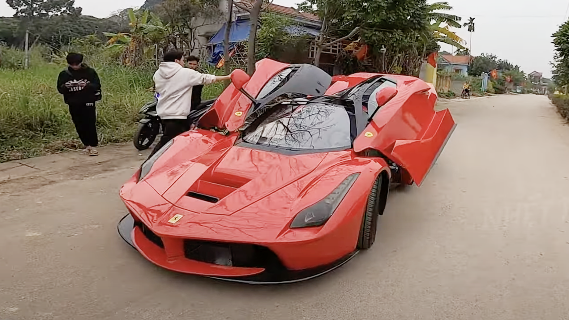 Nhóm bạn trẻ Quảng Ninh mô phỏng Ferrari LaFerrari triệu đô: Tốn 250 ngày, làm cửa cánh chim như thật - Ảnh 2.