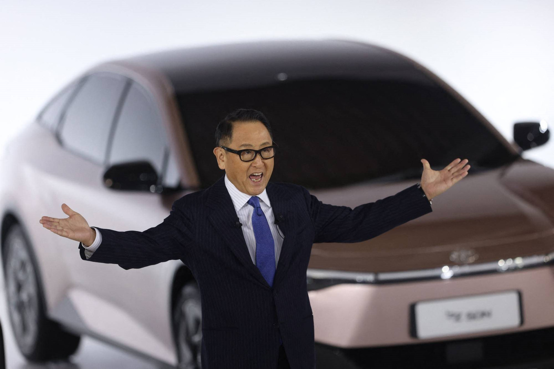 Thay đổi lớn ở Toyota: Cháu trai nhà sáng lập từ chức CEO khi nhiều người phản đối  chiến lược 'chần chừ' với xe điện, người thay thế là Chủ tịch Lexus - Ảnh 1.