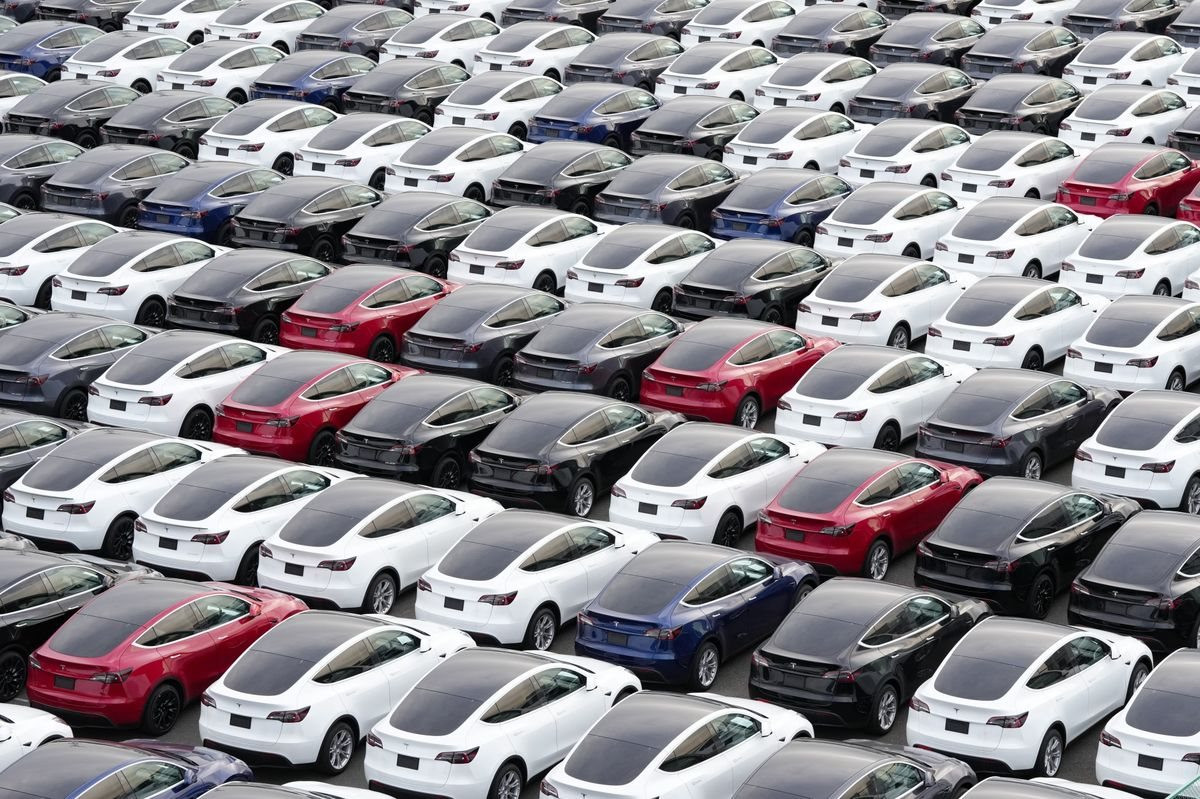 Có phải nhà đầu tư đã quá khắt khe với Tesla: Bán hơn 1,3 triệu xe, tăng trưởng 40% vẫn ‘fail target’, cổ phiếu giảm dựng đứng trong năm qua - Ảnh 1.