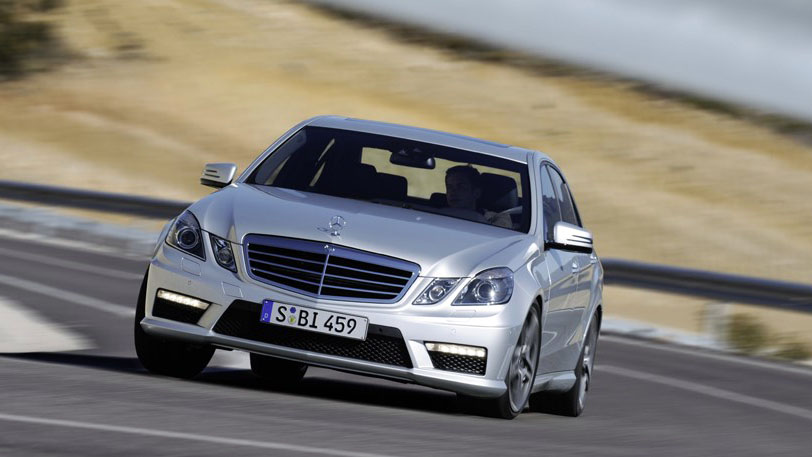 Triệu hồi kỷ lục gần 124 nghìn chiếc Mercedes-Benz vì lỗi cửa sổ trời - Ảnh 1.
