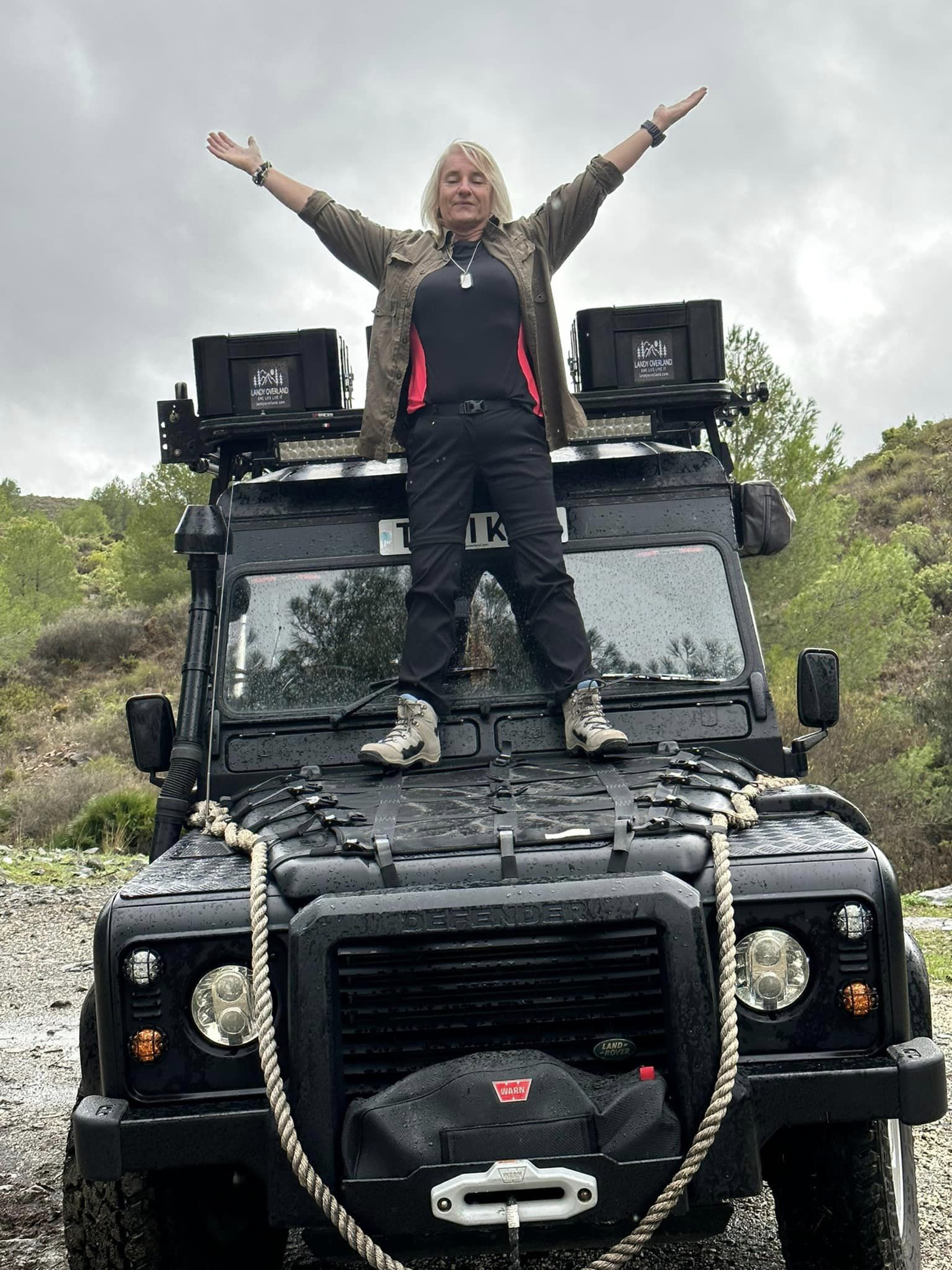 Cụ bà U60 biến Land Rover tiền tỉ thành nhà di động phượt khắp châu Phi - Ảnh 3.
