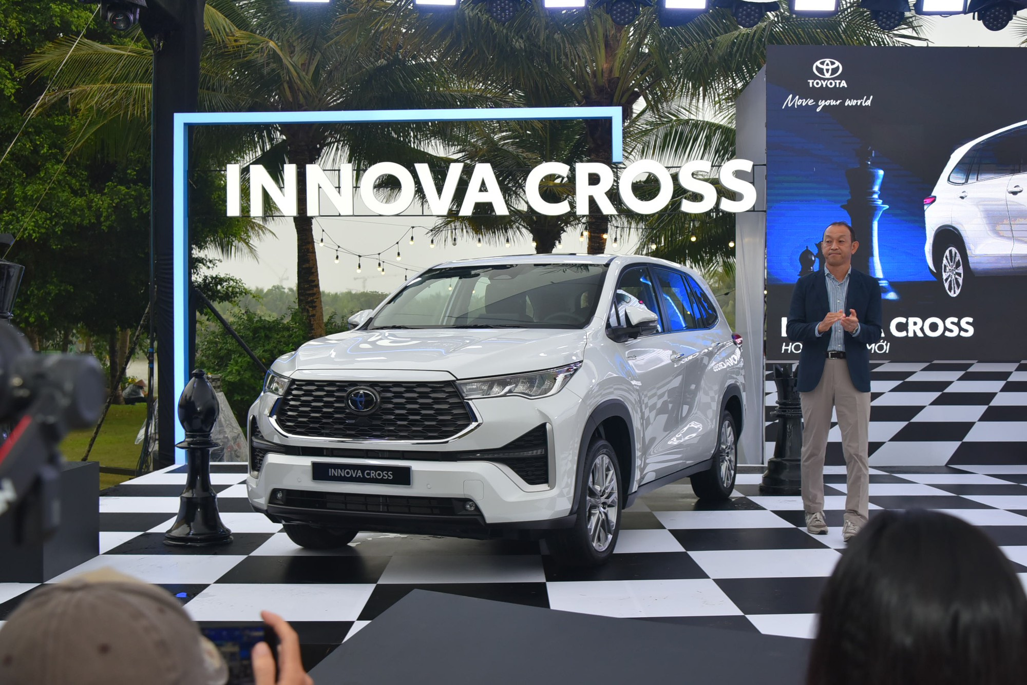 Toyota Innova Cross ra mắt Việt Nam: Giá từ 810 triệu rẻ hơn Custin, nhiều trang bị vượt trội nhóm MPV phổ thông - Ảnh 1.