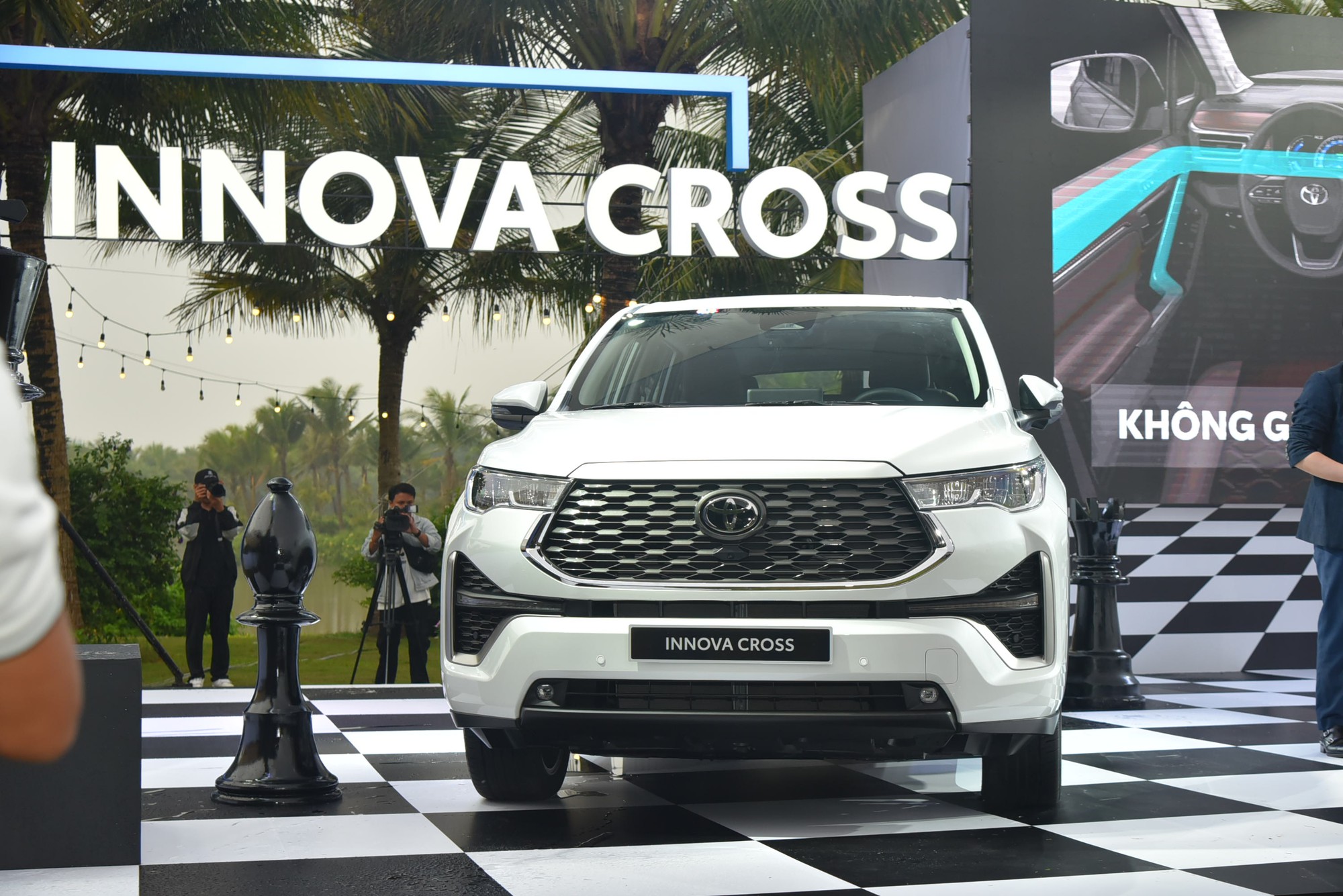 Toyota Innova Cross ra mắt Việt Nam: Giá từ 810 triệu rẻ hơn Custin, nhiều trang bị vượt trội nhóm MPV phổ thông - Ảnh 2.