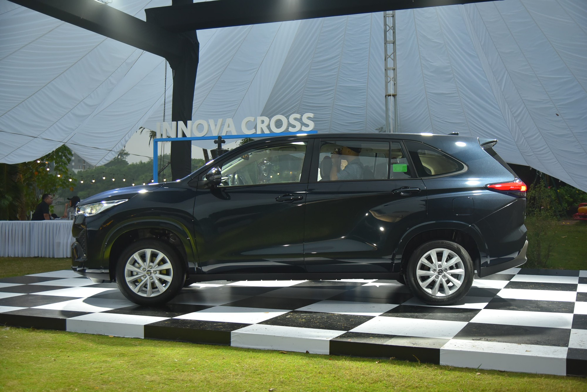Ngồi thử Toyota Innova Cross bản xăng: Giá 810 triệu đồng, trang bị vừa miếng - Ảnh 4.