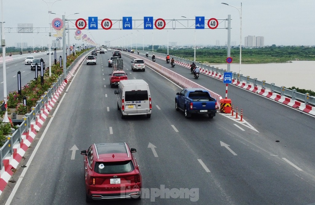 Cầu Vĩnh Tuy tách dòng ô tô, xe máy: Phương tiện đi lại thế nào? - Ảnh 7.