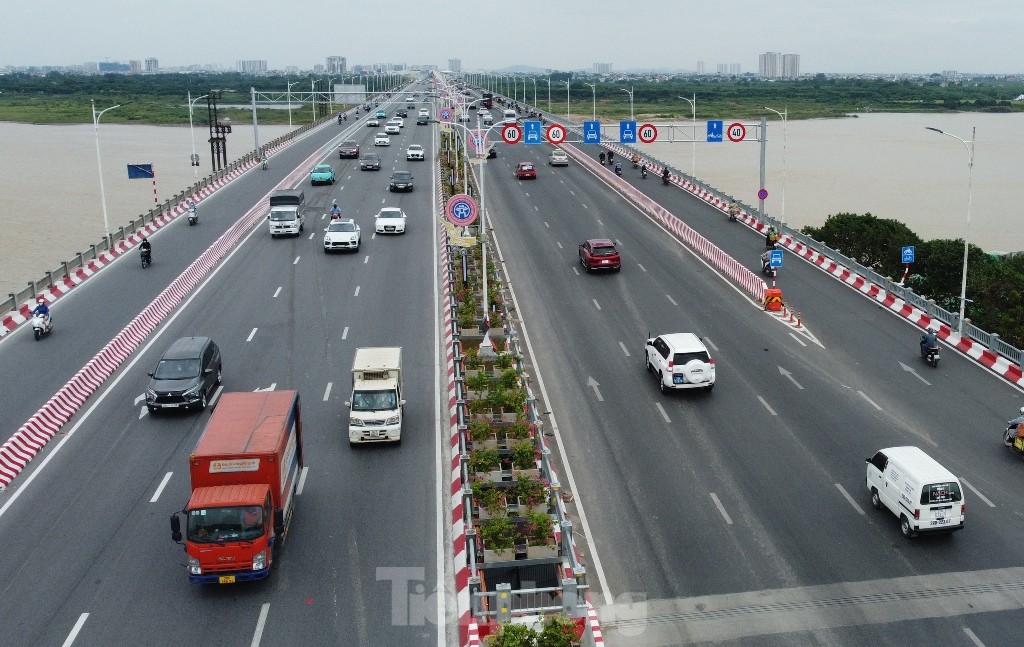 Cầu Vĩnh Tuy tách dòng ô tô, xe máy: Phương tiện đi lại thế nào? - Ảnh 1.