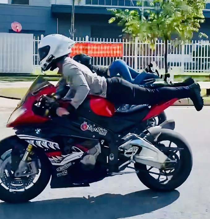 Vụ Ngọc Trinh thả tay lái xe moto: Bất chấp nguy hiểm quay video “sống ảo” và cái kết vướng vòng lao lý - Ảnh 4.