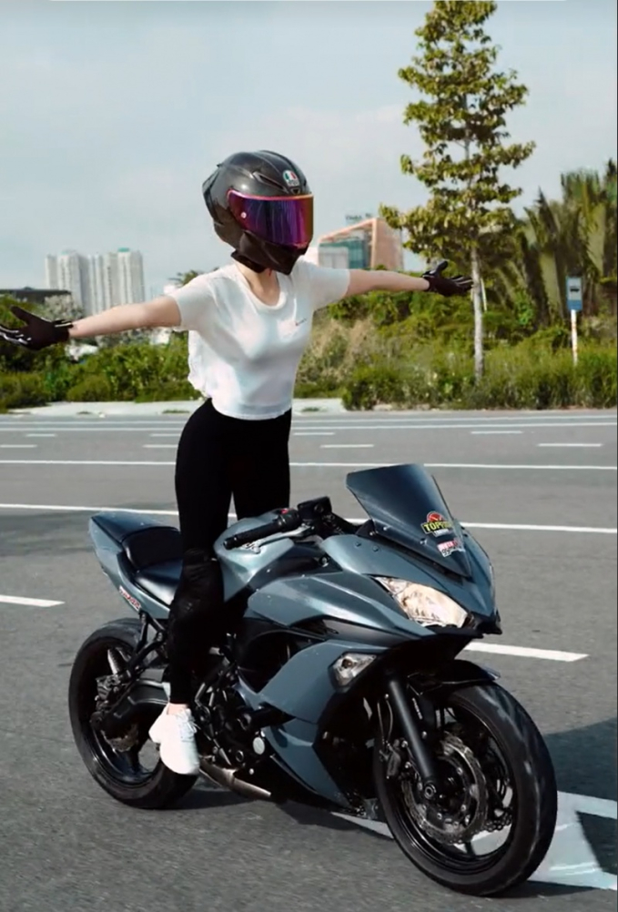 Vụ Ngọc Trinh thả tay lái xe moto: Bất chấp nguy hiểm quay video “sống ảo” và cái kết vướng vòng lao lý - Ảnh 1.
