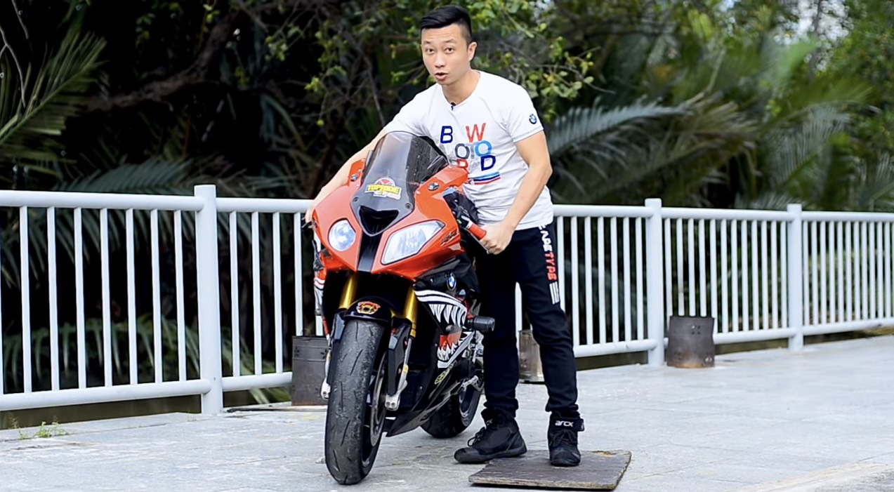 Chân dung thầy dạy lái moto của người mẫu Ngọc Trinh - Ảnh 3.