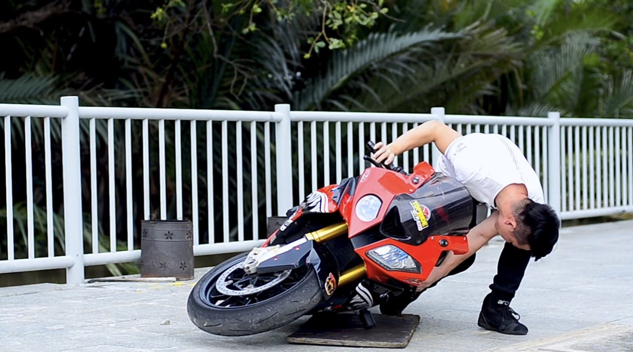 Chân dung thầy dạy lái moto của người mẫu Ngọc Trinh - Ảnh 6.