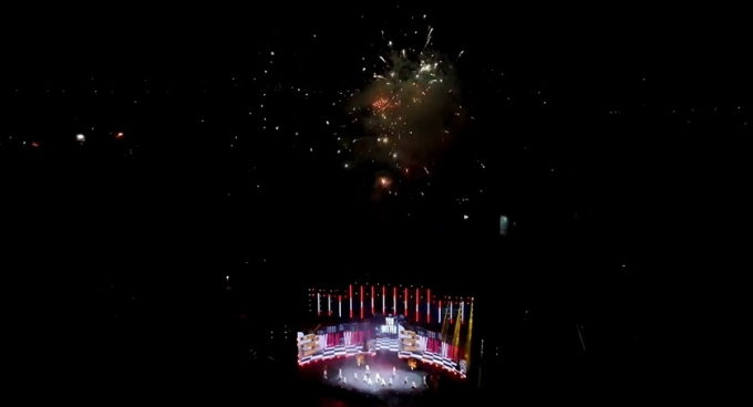 Hồ Ngọc Hà khoe sắc vóc gợi cảm, khiến khán giả ngây ngất trước màn biểu diễn dưới pháo hóa rực rỡ - Ảnh 6.