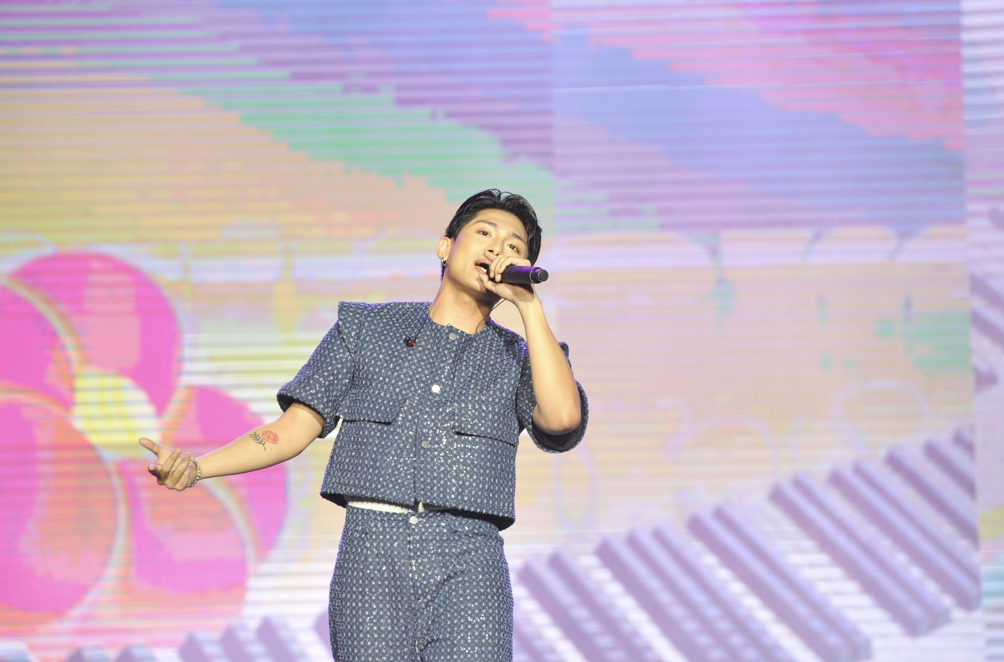 Hồ Ngọc Hà vừa nhảy vừa hát cực sung, Double2T thể hiện đẳng cấp quán quân Rap Việt tại Better Choice Awards 2023 - Ảnh 3.