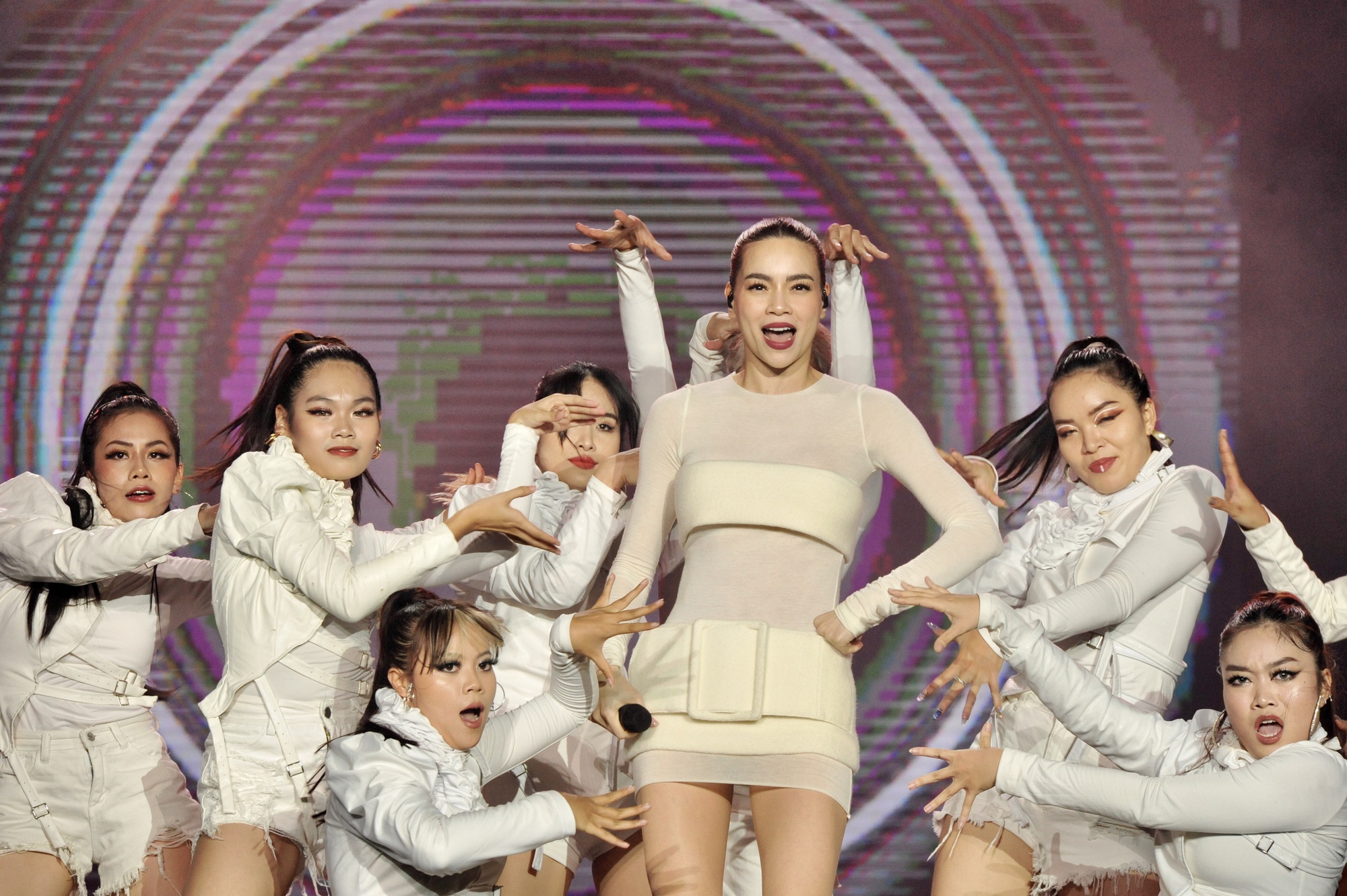 Hồ Ngọc Hà vừa nhảy vừa hát cực sung, Double2T thể hiện đẳng cấp quán quân Rap Việt tại Better Choice Awards 2023 - Ảnh 11.