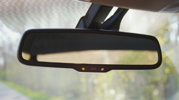 Chấm đen trên gương chiếu hậu lắp trong ô tô có tác dụng gì? - Ảnh 1.