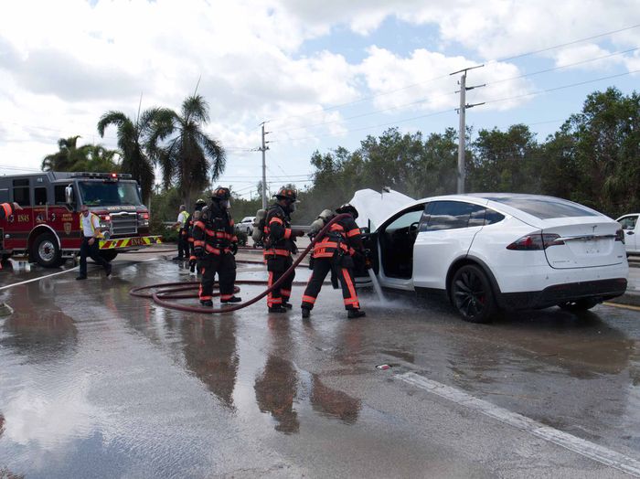 Khi ô tô điện bị cháy, cách tốt nhất để dập lửa là cứ để chiếc xe cháy - Ảnh 3.