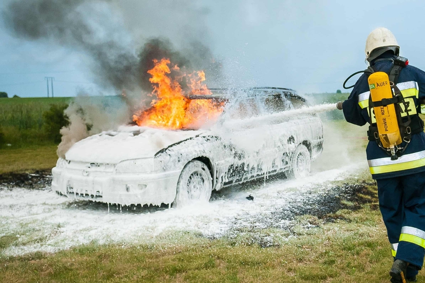 Khi ô tô điện bị cháy, cách tốt nhất để dập lửa là cứ để chiếc xe cháy - Ảnh 2.