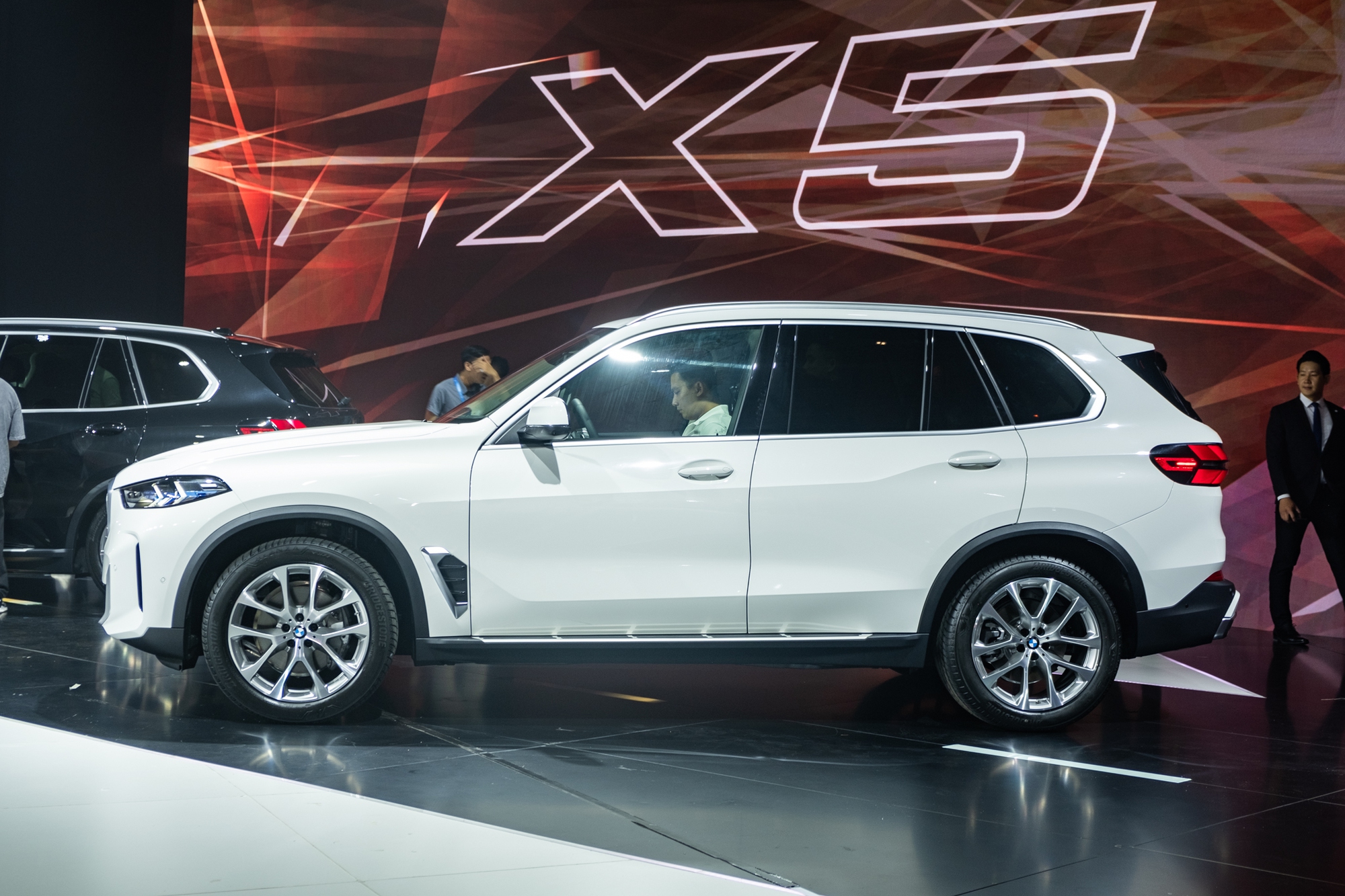 Ảnh thực tế BMW X5 2024 bản cao cấp nhất tại Việt Nam: Mạnh hơn, xịn hơn, thêm công nghệ đấu GLE- Ảnh 2.