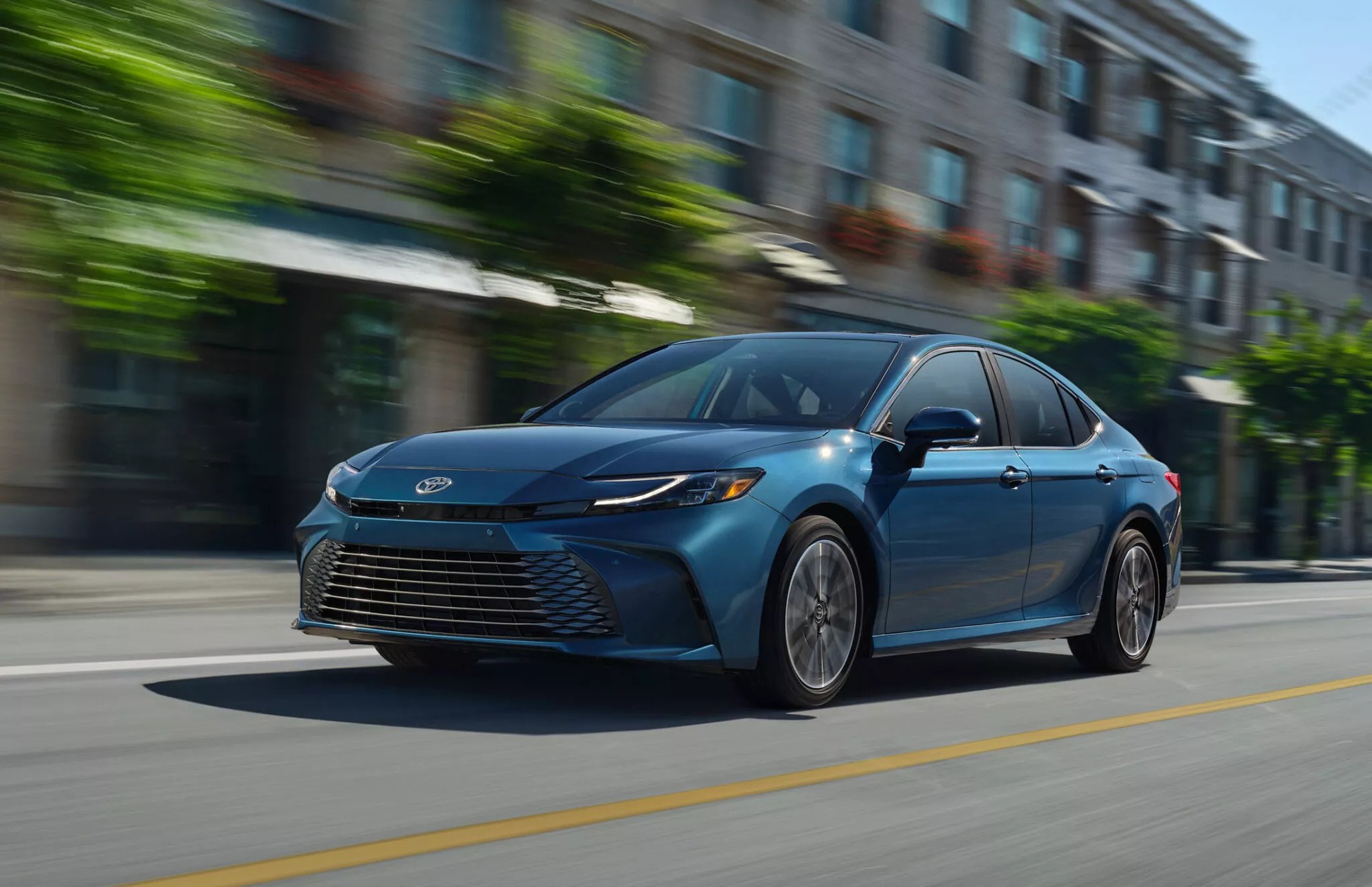 Toyota Camry 2025 ra mắt: Chỉ chạy hybrid, thiết kế nhiều điểm giống Crown, chờ ngày về Việt Nam
