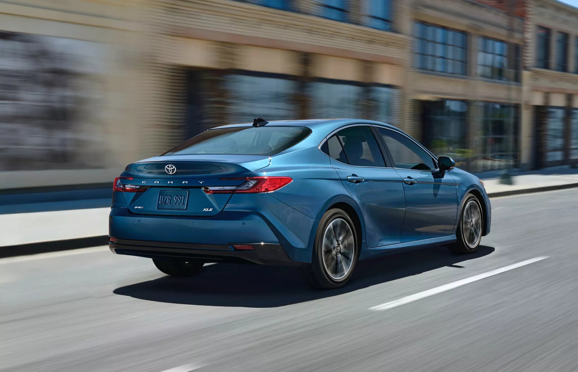 Toyota Camry 2025 ra mắt: Chỉ chạy hybrid, thiết kế nhiều điểm giống Crown, chờ ngày về Việt Nam