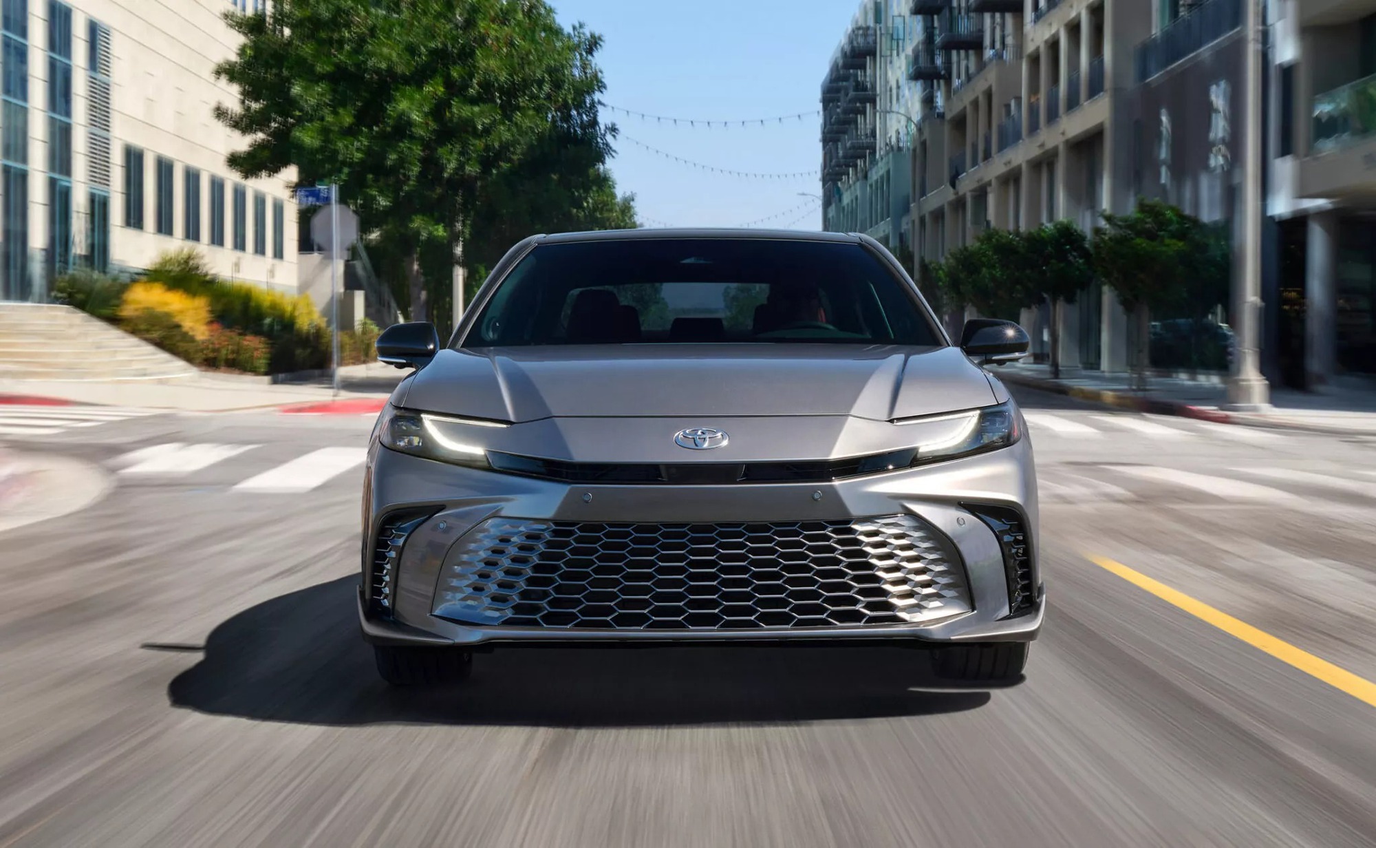 Toyota Camry 2025 ra mắt: Chỉ chạy hybrid, thiết kế nhiều điểm giống Crown, chờ ngày về Việt Nam