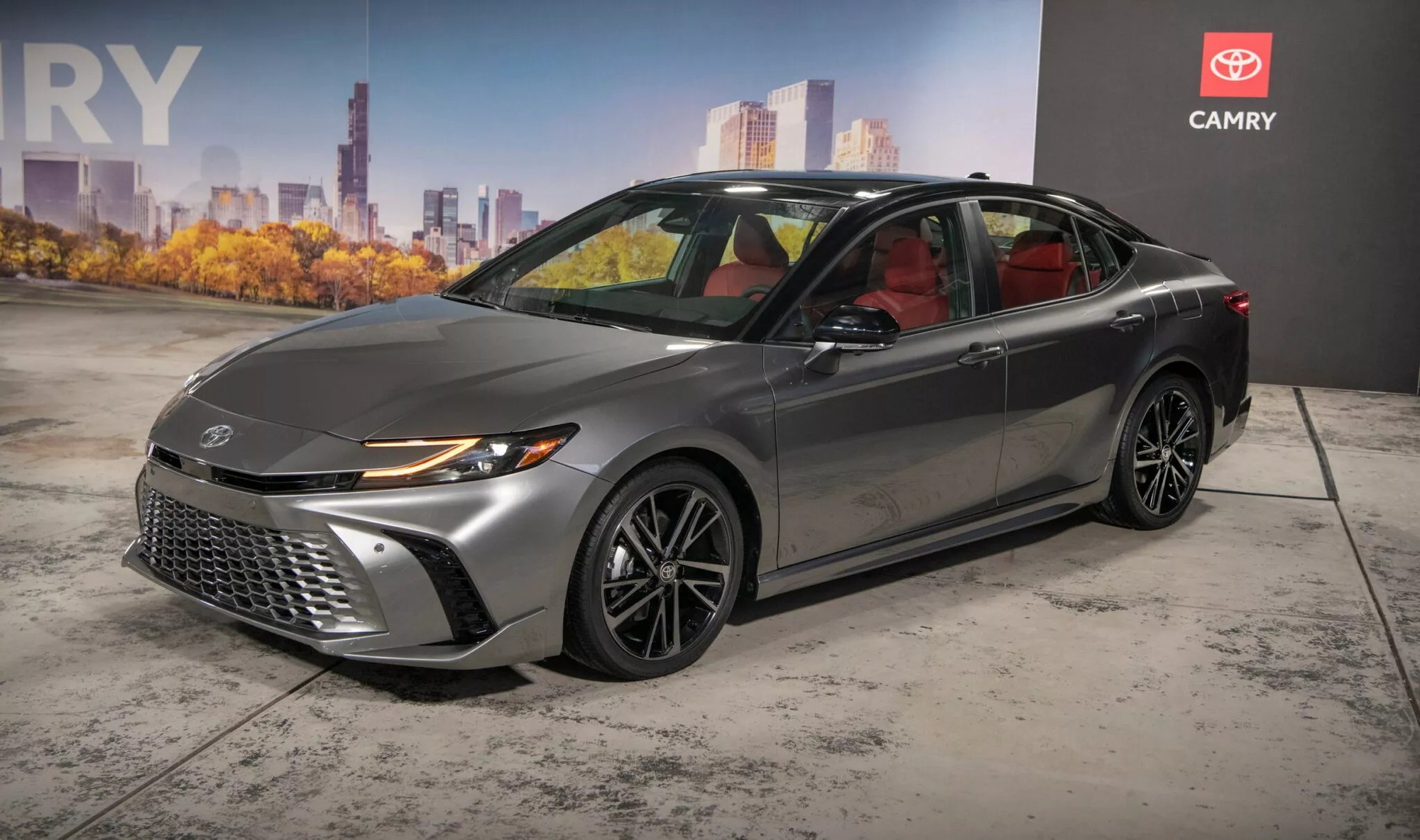 Toyota Camry 2025 ra mắt: Chỉ chạy hybrid, thiết kế nhiều điểm giống Crown, chờ ngày về Việt Nam
