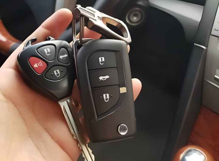 Vì sao không nên treo thêm chìa khóa khác cùng chùm chìa khóa ô tô? - Ảnh 1.