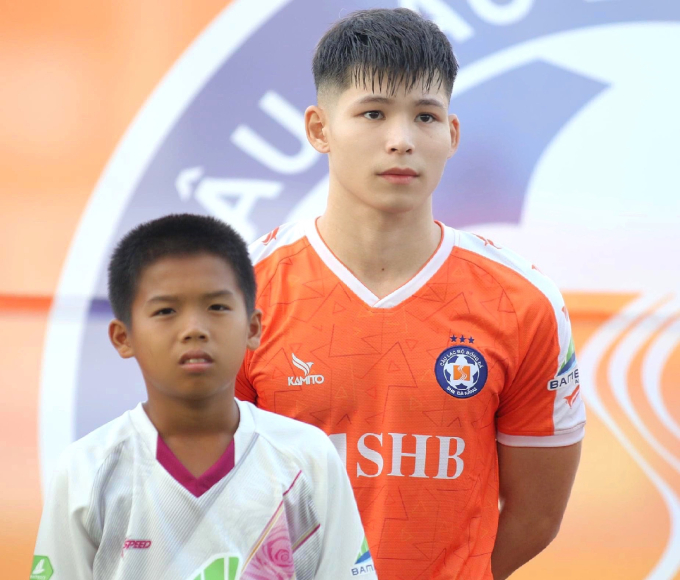 Nam thần U23 Việt Nam mua xế hộp tiền tỉ tặng bố mẹ - Ảnh 3.