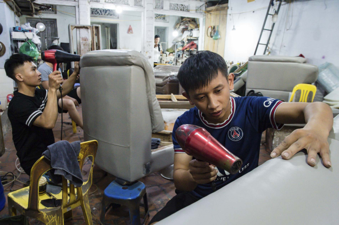 Chàng trai vừa học trường Báo vừa đi đánh giày, 10 năm sau mở xưởng đồ da cho những anh em đường phố làm lại cuộc đời - Ảnh 7.