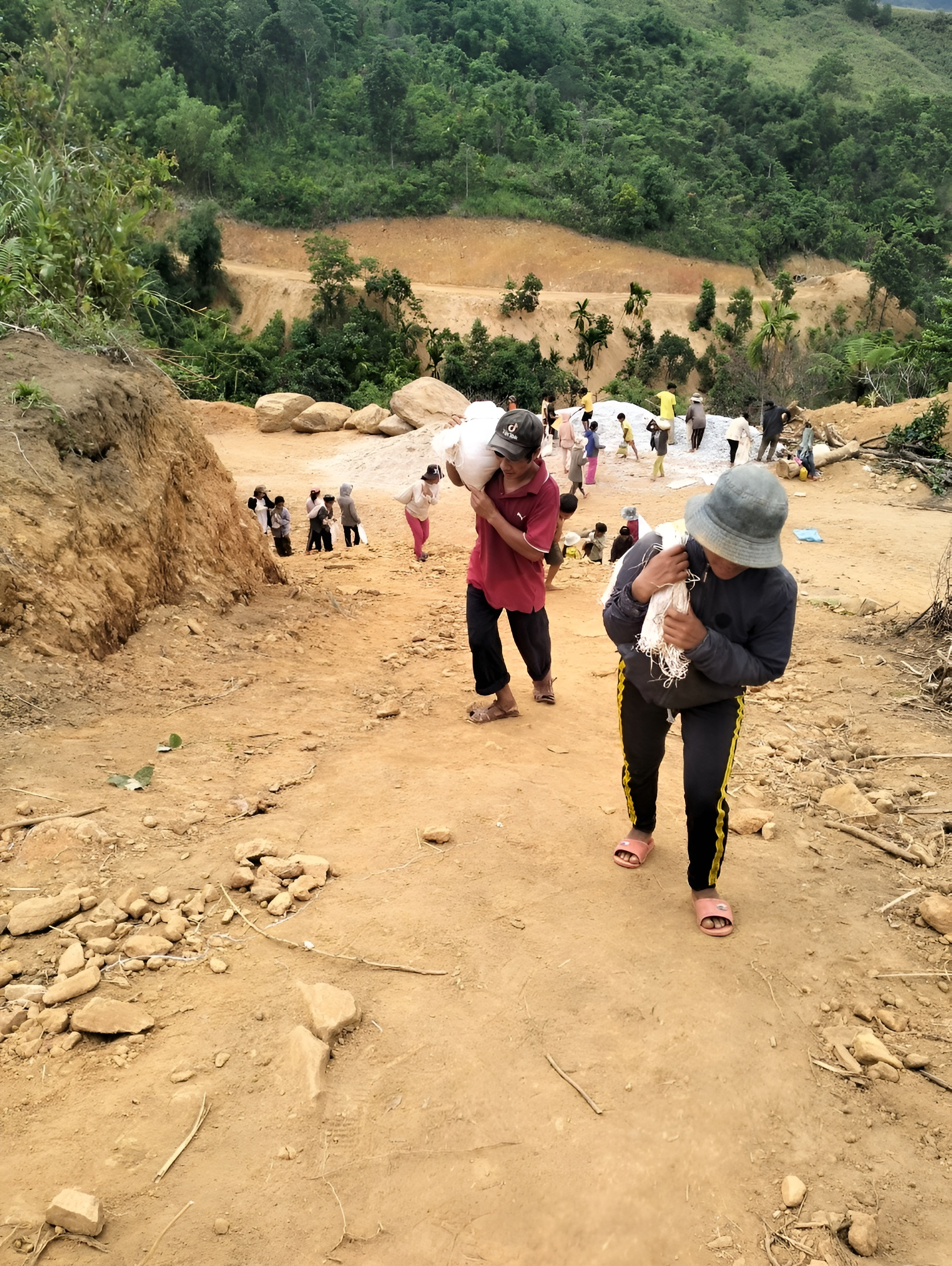 Nhóm bạn trẻ băng rừng, lội suối xây 17 ngôi trường cho học sinh vùng núi: "Các con đừng bỏ học nghe!" - Ảnh 5.