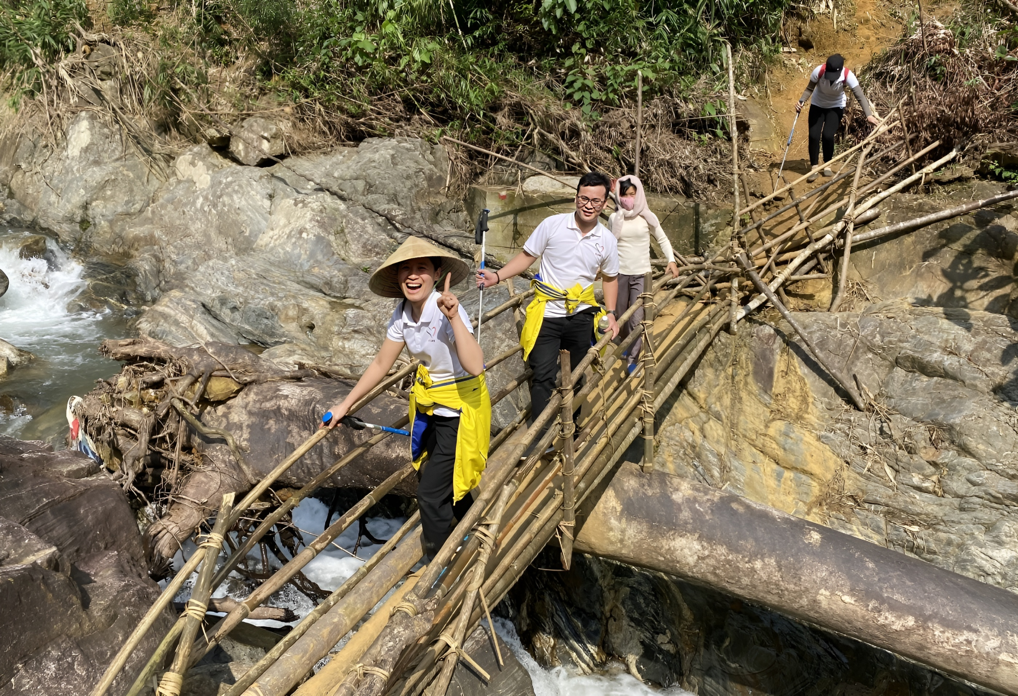 Nhóm bạn trẻ băng rừng, lội suối xây 17 ngôi trường cho học sinh vùng núi: "Các con đừng bỏ học nghe!" - Ảnh 2.