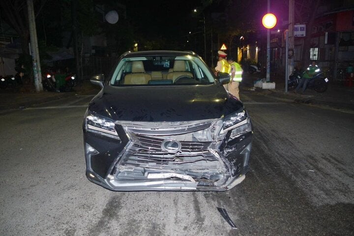 Xe sang Lexus cố tình tông trực diện ô tô khác: Bắt khẩn cấp 2 tài xế - Ảnh 2.