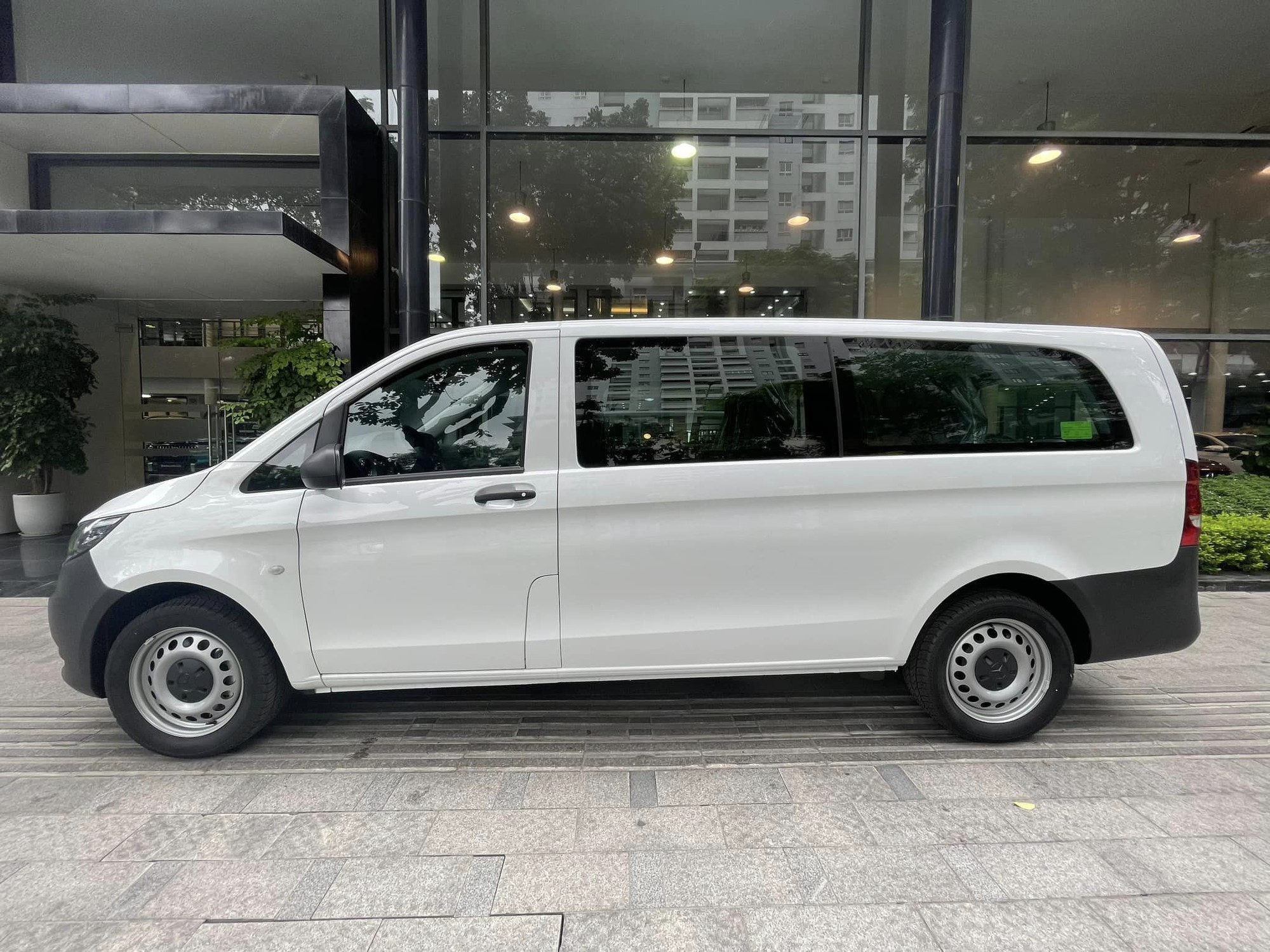 Mercedes-Benz Vito giảm giá còn hơn 1,6 tỷ tại Việt Nam: Dài gần ngang Maybach, dễ độ, cùng phân khúc Carnival - Ảnh 3.