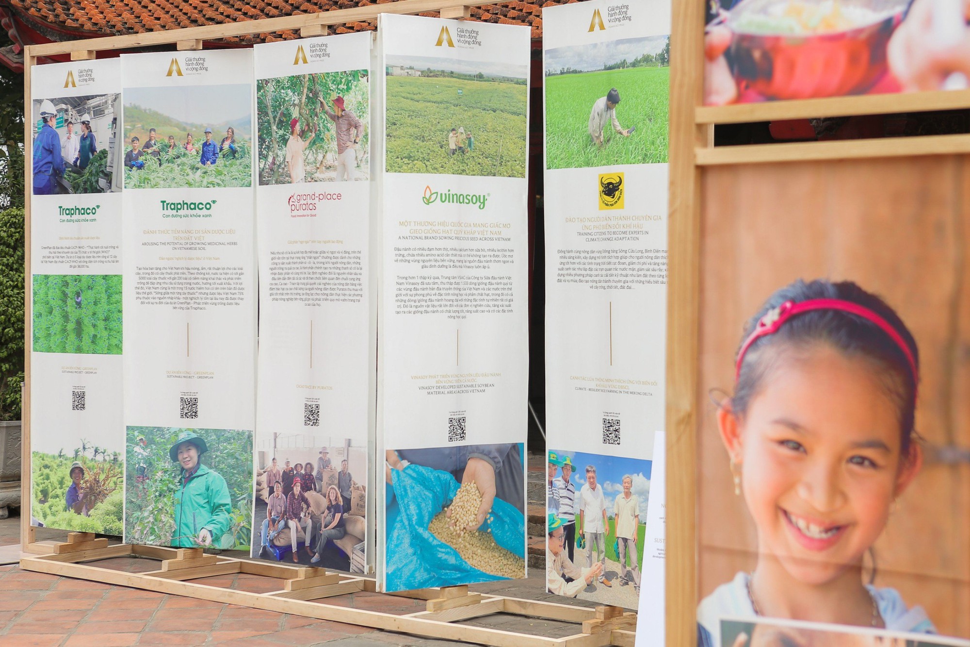 Giới trẻ hào hứng check - in với các tác phẩm trưng bày tại Triển lãm Hành động vì cộng đồng - Human Act Prize năm 2023  - Ảnh 10.