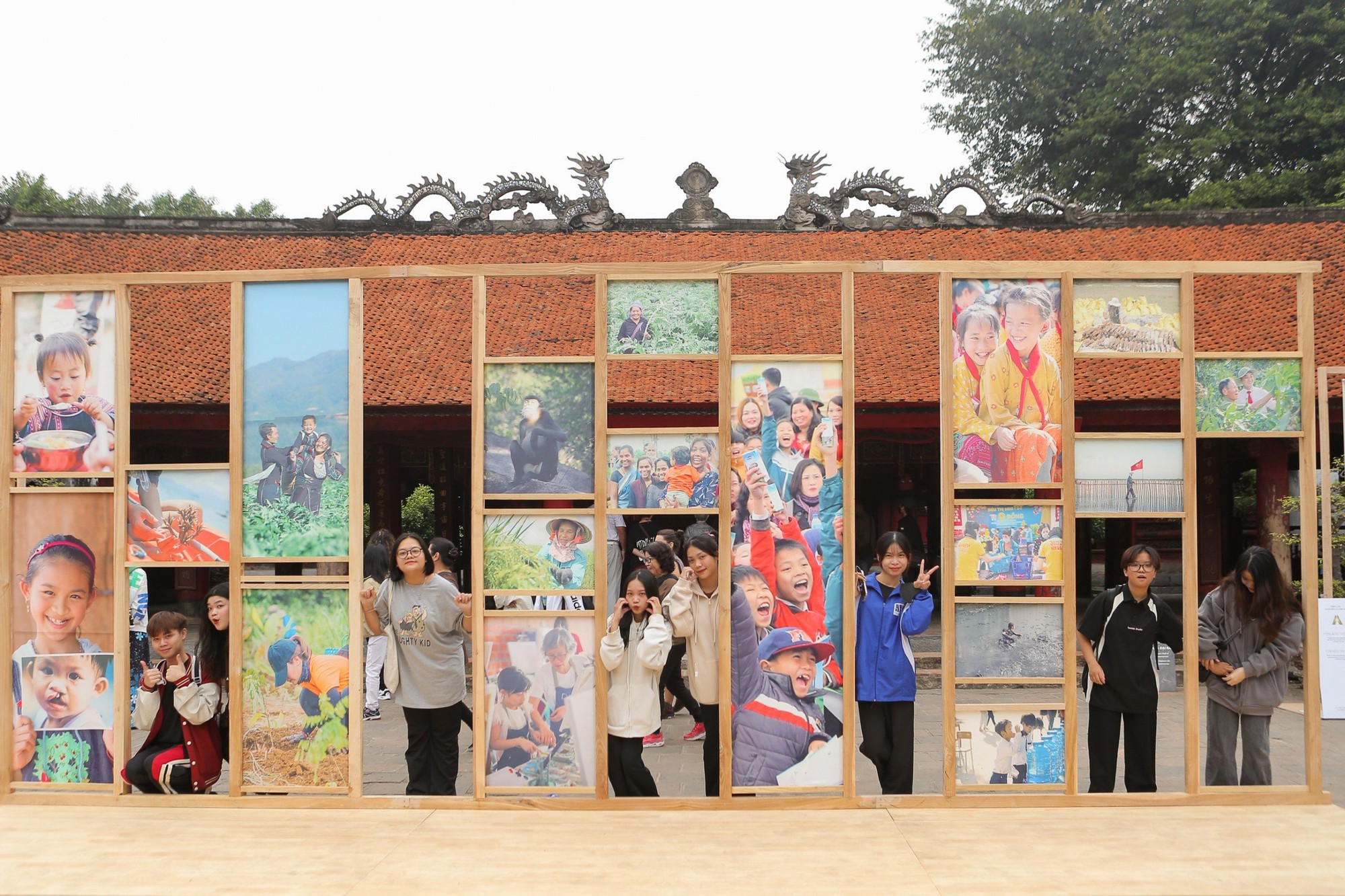 Giới trẻ hào hứng check - in với các tác phẩm trưng bày tại Triển lãm Hành động vì cộng đồng - Human Act Prize năm 2023  - Ảnh 2.