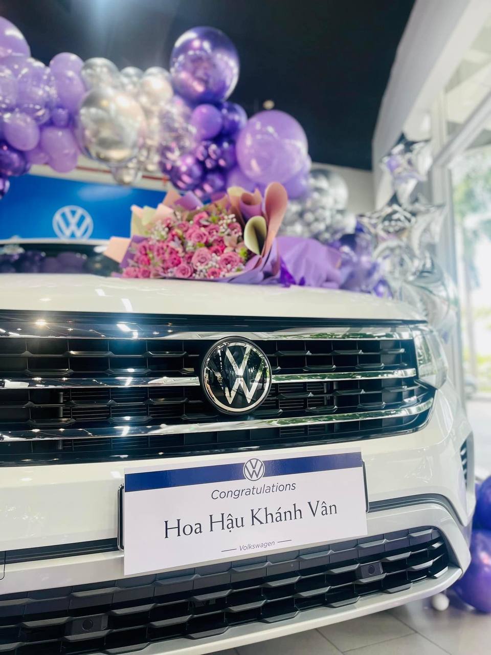 Hoa hậu Khánh Vân lên đời VW Teramont giá hơn 2 tỷ sau khi dùng i10, Elantra: 'Cần xe rộng chở nhiều người, đồ đạc'