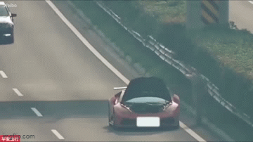 Dừng xe ở cao tốc, tài xế Lamborghini may mắn tránh được vụ tai nạn kinh hoàng, đoạn clip gây rùng mình - Ảnh 1.