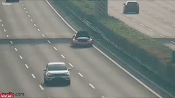 Dừng xe ở cao tốc, tài xế Lamborghini may mắn tránh được vụ tai nạn kinh hoàng, đoạn clip gây rùng mình - Ảnh 2.