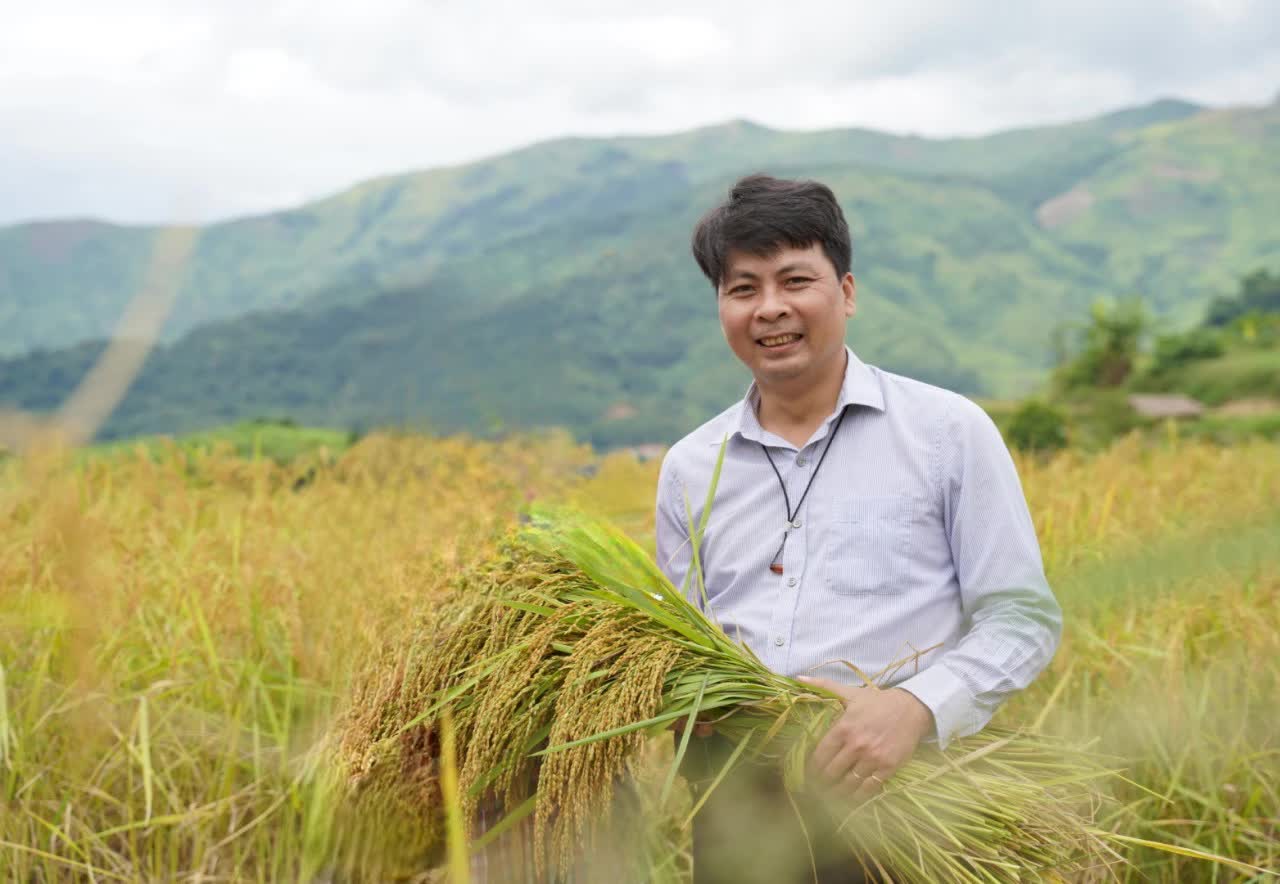Người truyền cảm hứng làm nông nghiệp ứng phó biến đổi khí hậu ở xã bản vùng cao, đưa cây lúa địa phương thành "đặc sản 3 sao" nức tiếng - Ảnh 2.