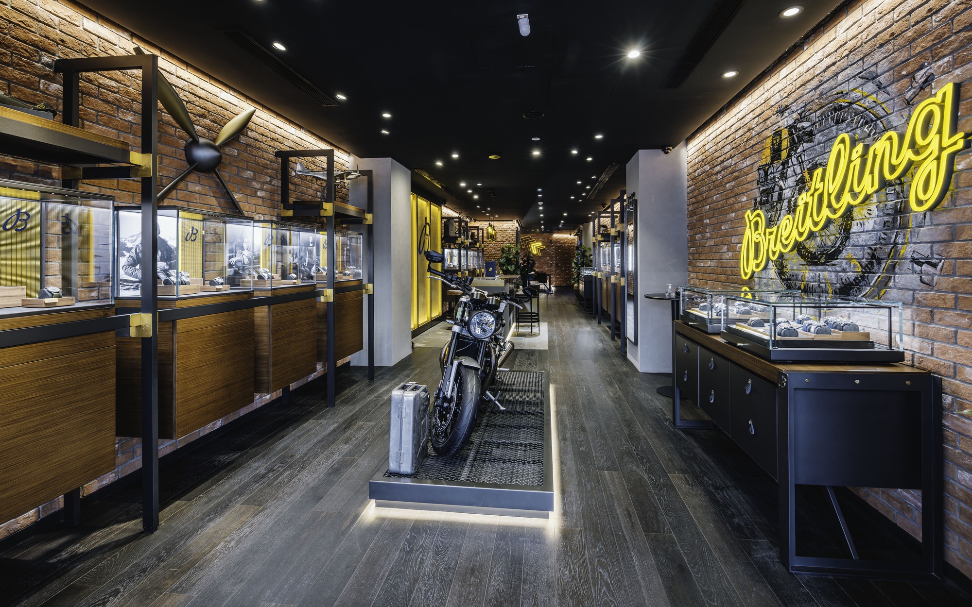 Breitling mở cửa hàng đầu tiên tại TP. HCM - Ảnh 2.