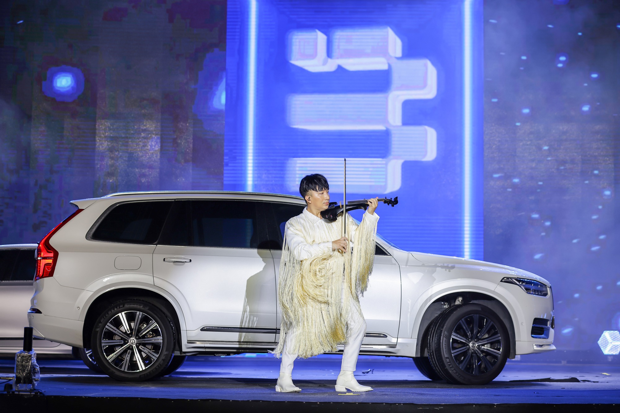 Cặp đôi Volvo tỏa sáng cùng nghệ sĩ violin Hoàng Rob trên sân khấu BCA 2023 - Ảnh 1.