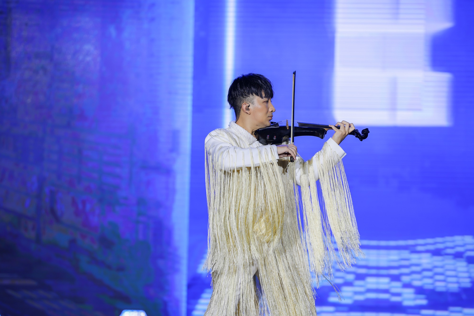 Cặp đôi Volvo tỏa sáng cùng nghệ sĩ violin Hoàng Rob trên sân khấu BCA 2023 - Ảnh 2.