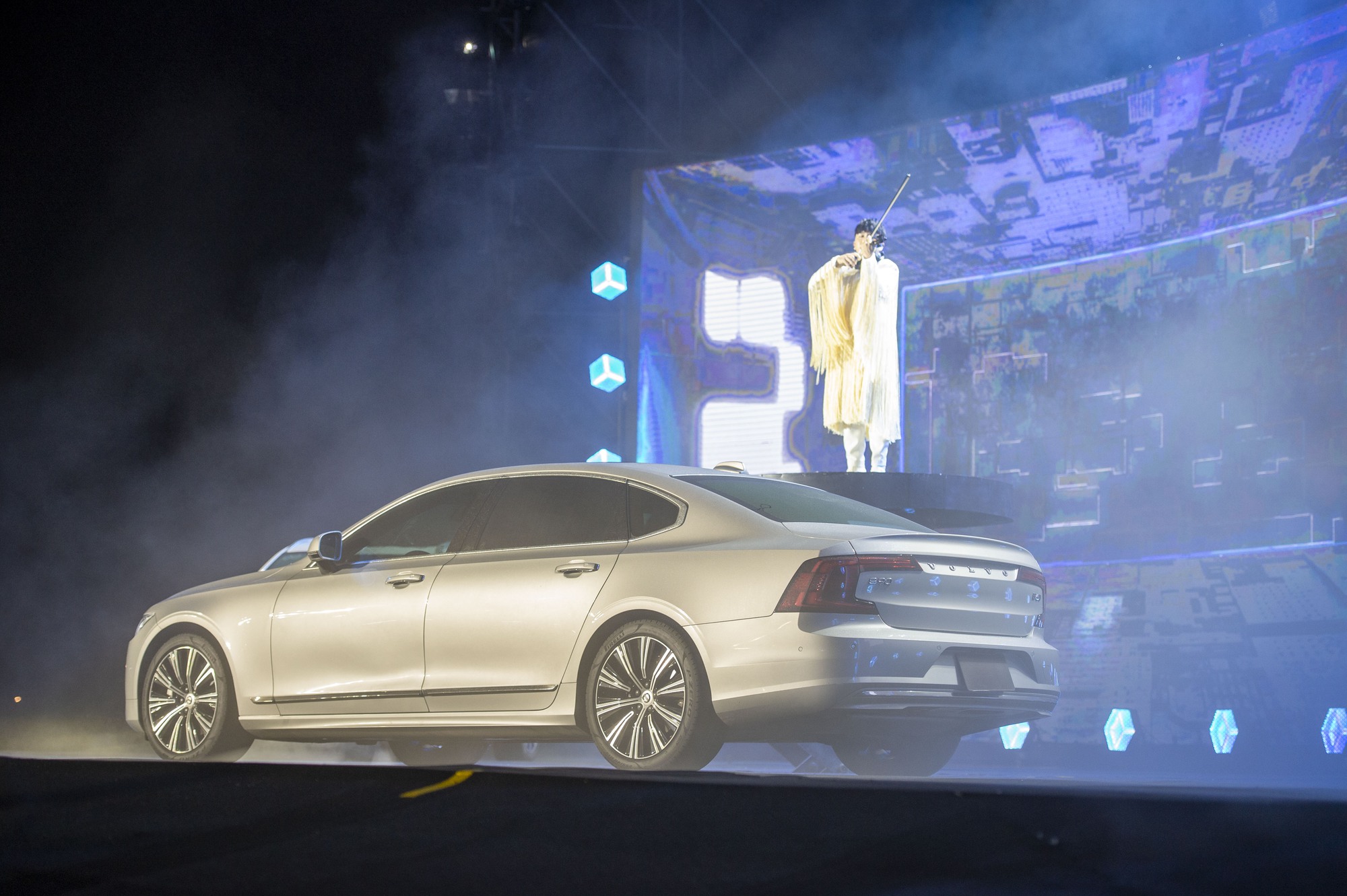 Cặp đôi Volvo tỏa sáng cùng nghệ sĩ violin Hoàng Rob trên sân khấu BCA 2023 - Ảnh 10.
