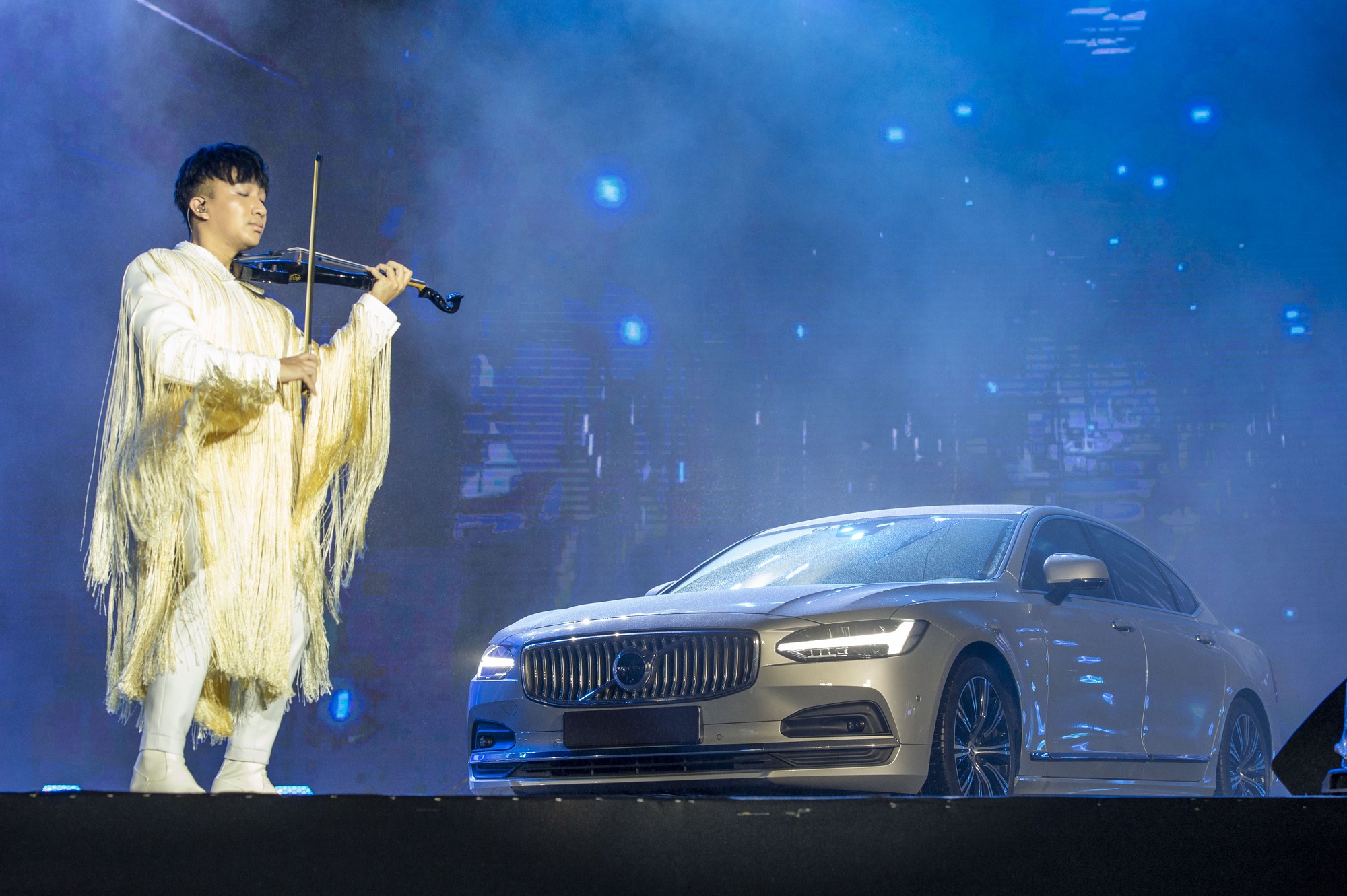 Cặp đôi Volvo tỏa sáng cùng nghệ sĩ violin Hoàng Rob trên sân khấu BCA 2023 - Ảnh 3.