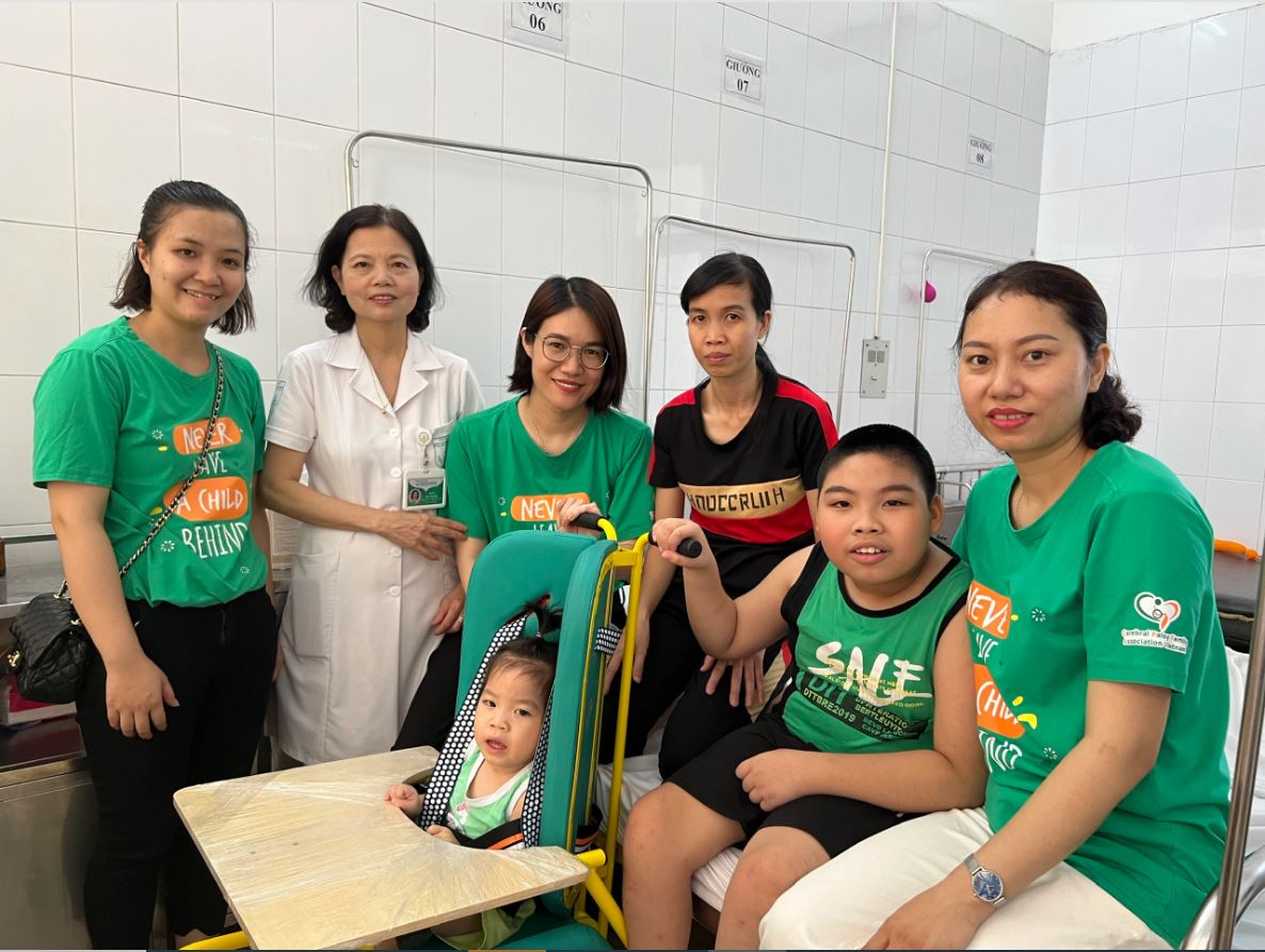 Có hai con bại não, người mẹ giúp hàng vạn đứa trẻ “thoát khỏi sàn nhà”, chống lại định mệnh nghiệt ngã - Ảnh 5. Có hai con bại não, người mẹ giúp hàng vạn đứa trẻ “thoát khỏi sàn nhà”, chống lại định mệnh nghiệt ngã - Ảnh 5.