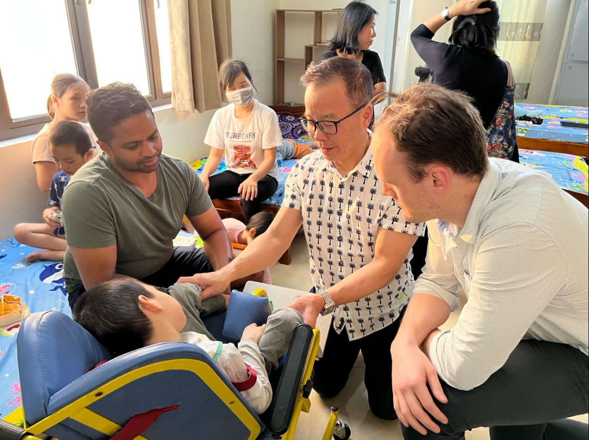 Có hai con bại não, người mẹ giúp hàng vạn đứa trẻ “thoát khỏi sàn nhà”, chống lại định mệnh nghiệt ngã - Ảnh 6. Có hai con bại não, người mẹ giúp hàng vạn đứa trẻ “thoát khỏi sàn nhà”, chống lại định mệnh nghiệt ngã - Ảnh 6.