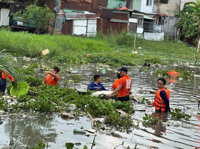 Những bạn trẻ sẵn sàng ngâm mình trong dòng nước đen vì một khát vọng xanh cho Việt Nam - Ảnh 7. Những bạn trẻ sẵn sàng ngâm mình trong dòng nước đen vì một khát vọng xanh cho Việt Nam - Ảnh 7.