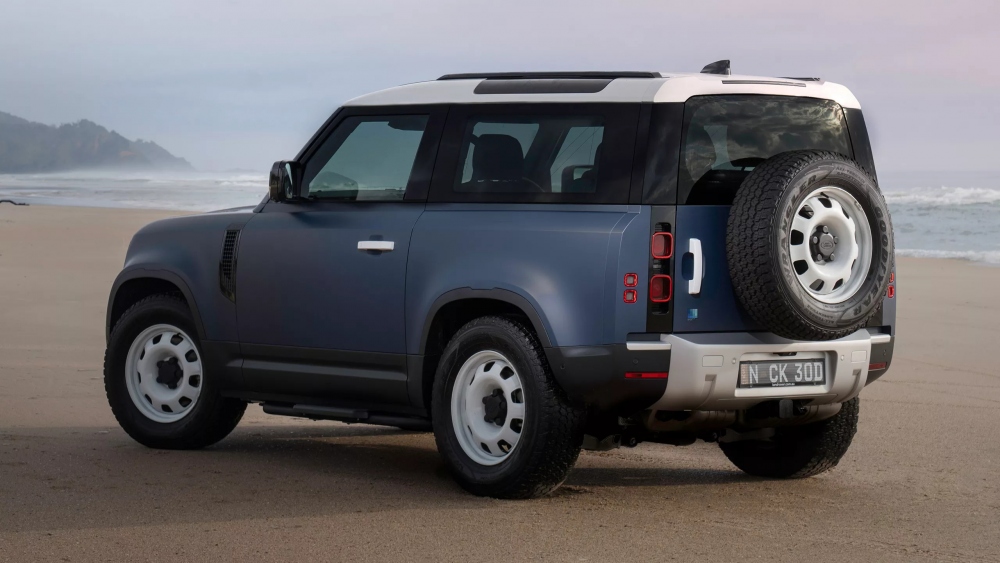Chiêm ngưỡng Land Rover Defender Pacific Blue Edition giá hơn 2 tỷ đồng - Ảnh 2.