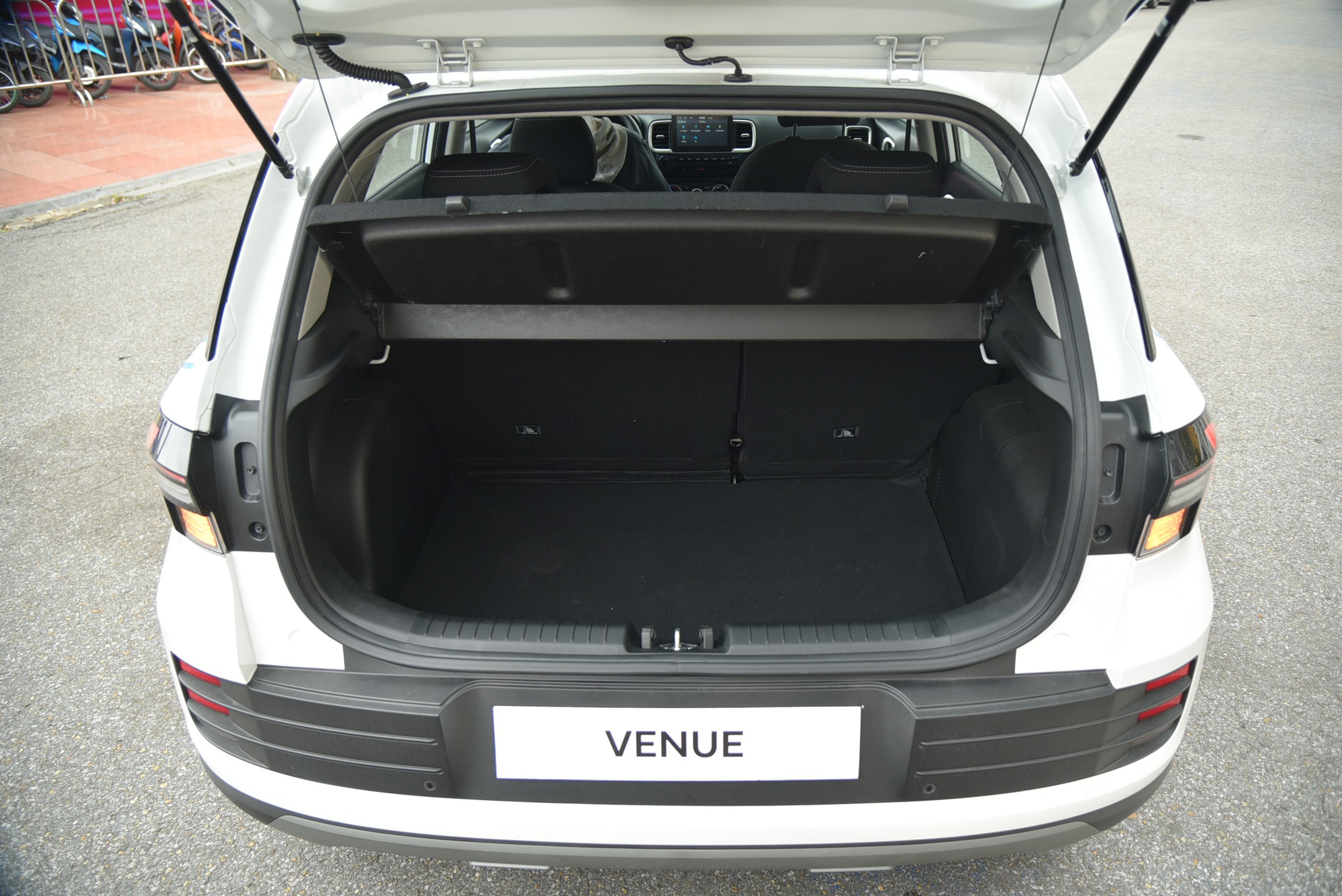 Ngồi thử Hyundai Venue phiên bản tiêu chuẩn: Rẻ hơn 40 triệu đồng, trang bị không khác biệt nhiều - Ảnh 14.
