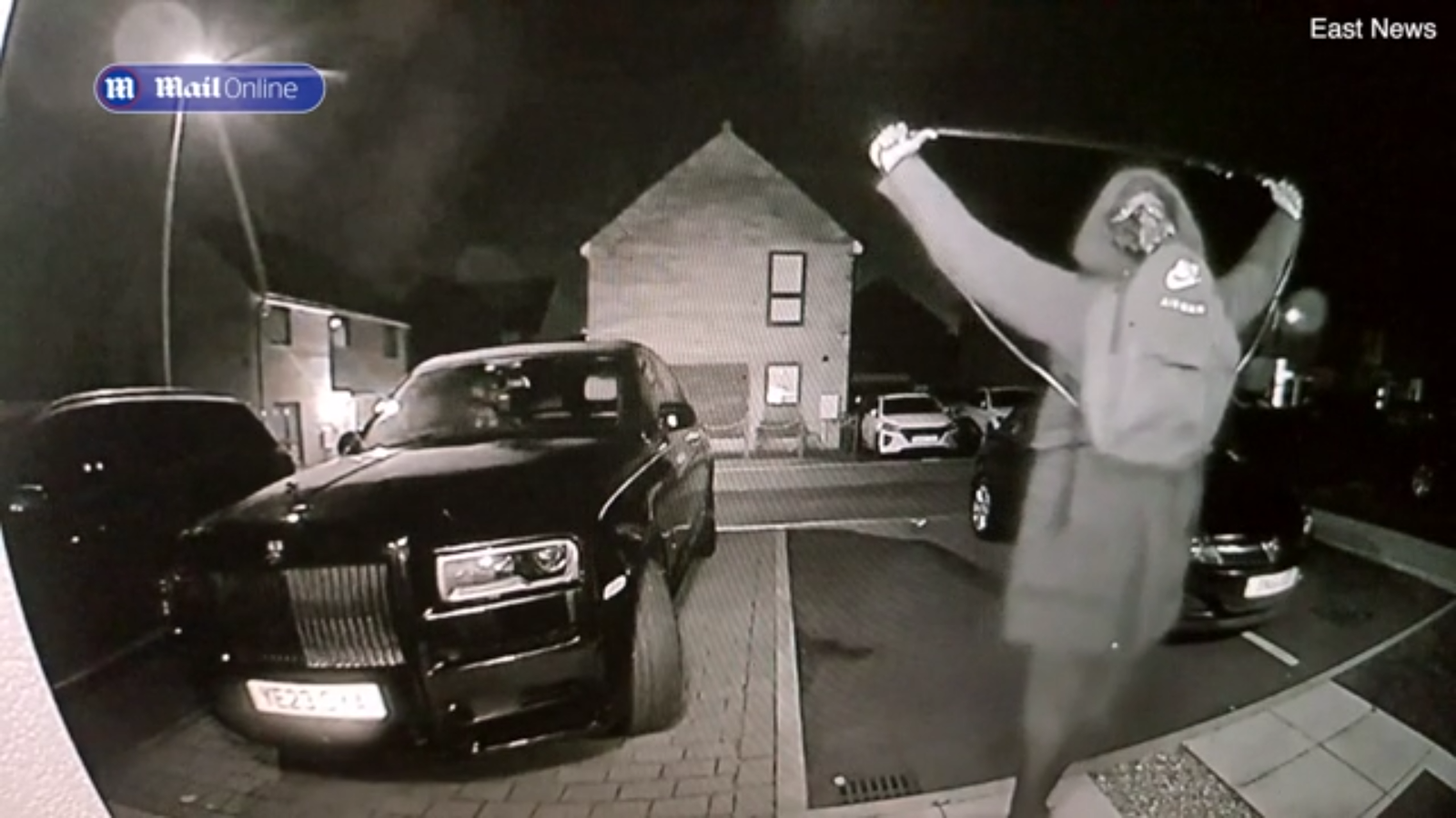 Camera ghi cảnh kẻ lạ mặt giơ tay lên trời như làm phép, lát sau lấy trộm 1 chiếc Rolls-Royce - Ảnh 3.